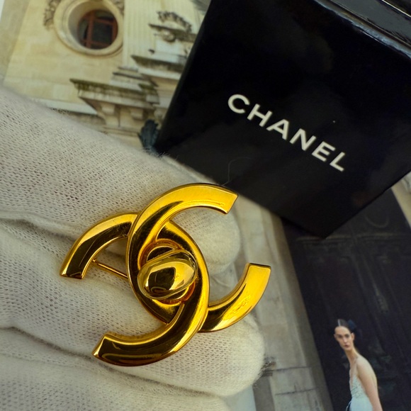 LOT 2232 24K gold plated CHANEL vintage turn lock brooch 1996 fall - Picture 1 of 8